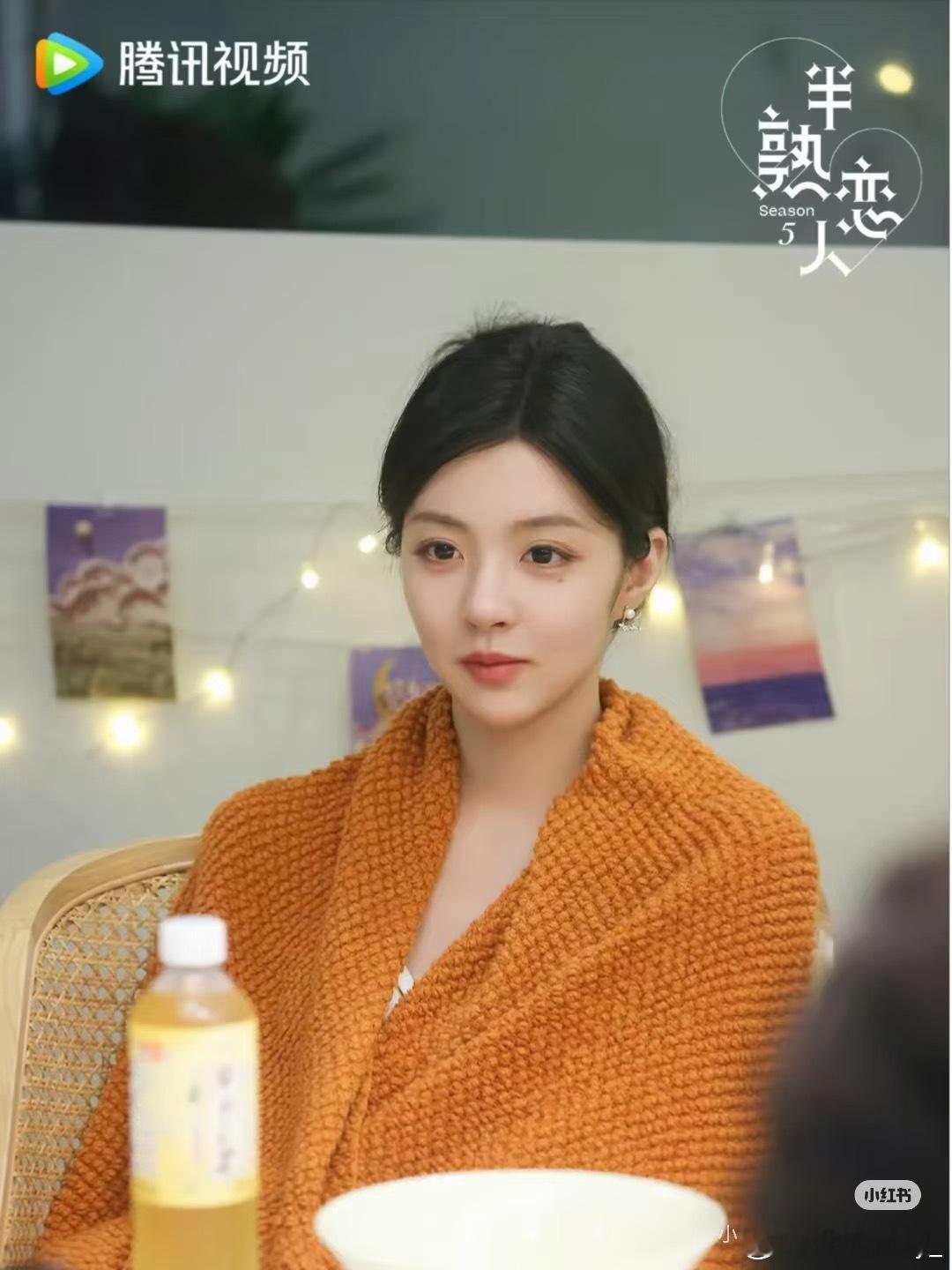 图一二是柳柳；图三四是彭王者都是以顶级纯欲感+魅魔感出圈。女生纯欲感最容易增加