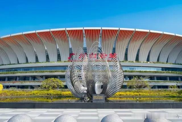 广州白云站：四百多亿投资下，人气为何不及广州南站？在广州的交通枢纽版图中，广