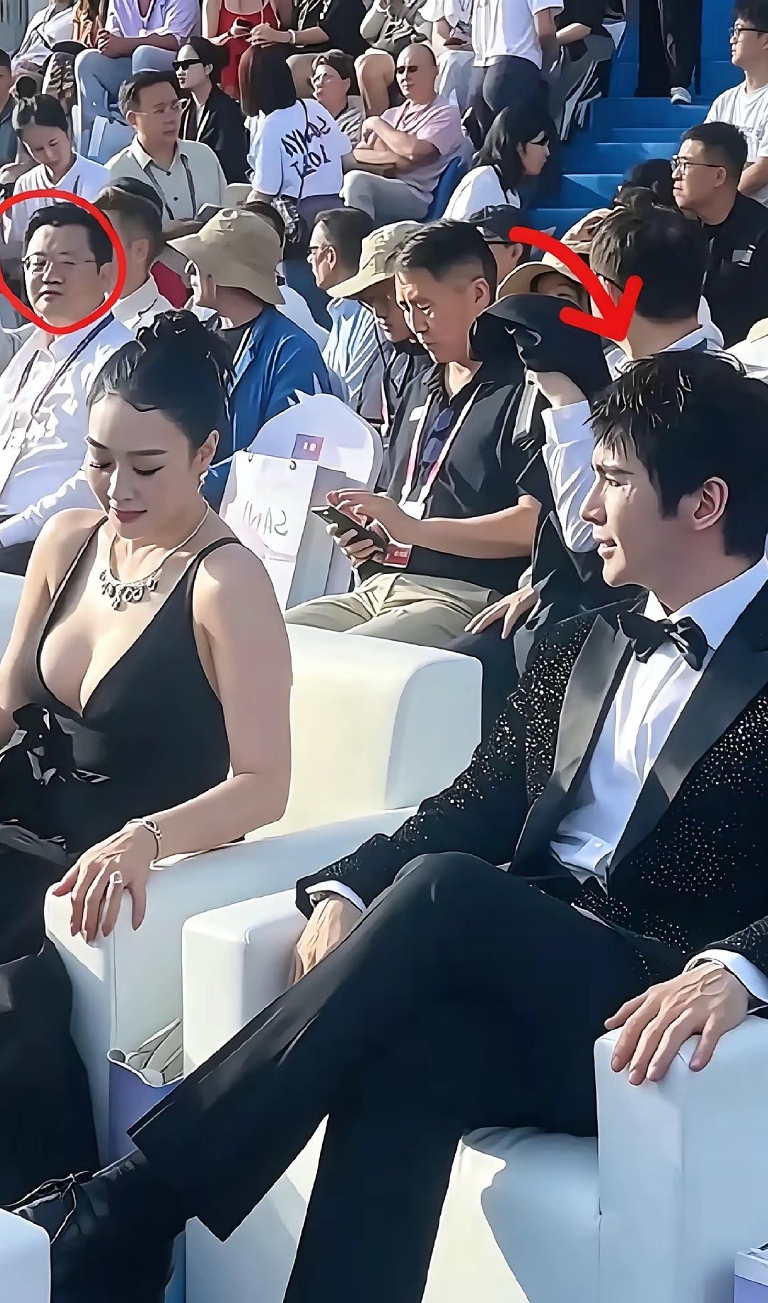 钟丽缇身段太亮眼，老公看呆，旁边大哥也愣神，俩人眼睛都直了。​