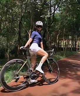 妻子说要和驴友去露营，彻夜不归。丈夫嘴上没说什么，等她走后，悄悄跟在了后面。徒步