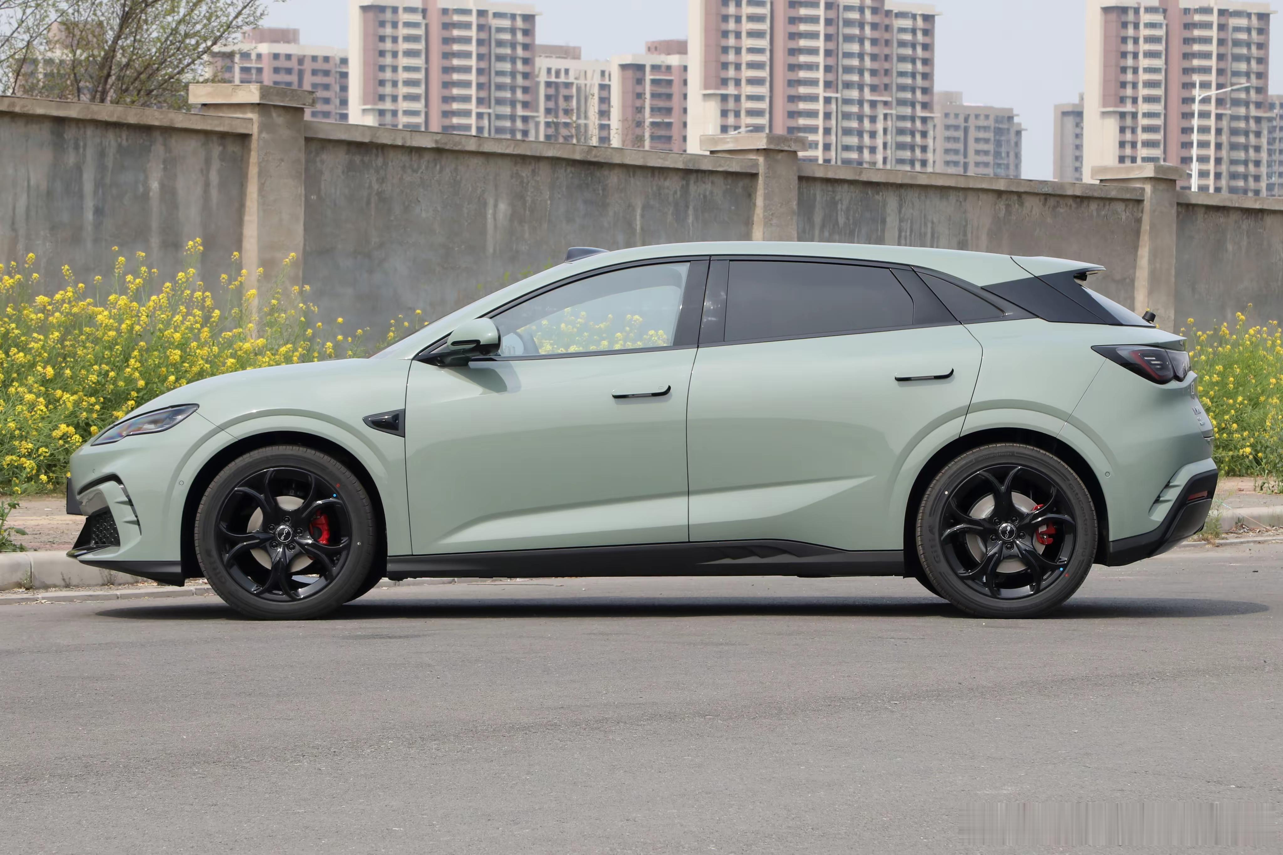海豹06GT，我粗略翻了一下，这台车是很适合小城市小姐姐们代步的车。-有丰富