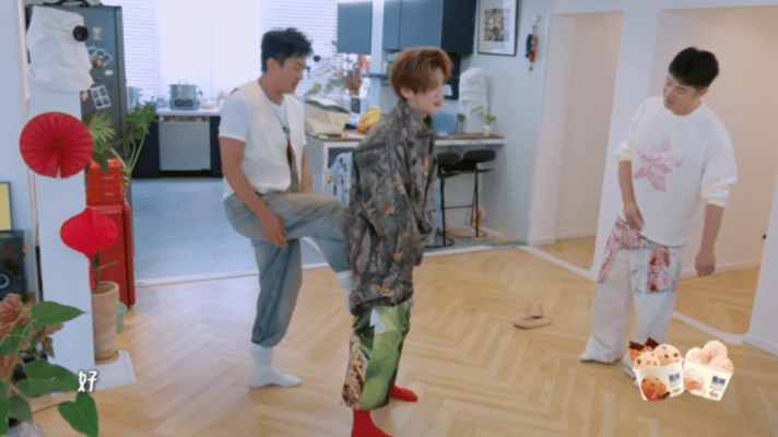 鹿晗穿红色踩小人袜子从红内裤到踩小人袜，鹿晗把本命年过成了连续剧。建议改名叫《关