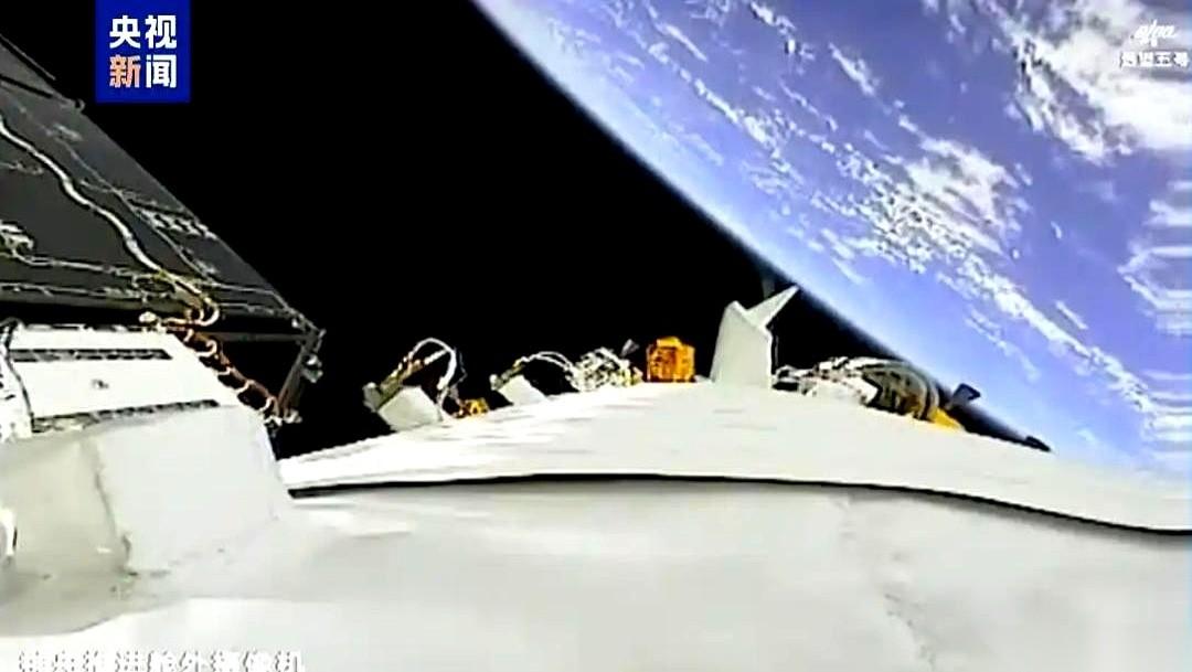 太空里，飞船舷窗裂了。然后，我们从地球派了个“无人快递”上去，带着专门的处置装