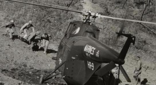 1951年战场上，两个背饭桶的志愿军伙夫，突然看到一架美军直升机降落眼前，他们会