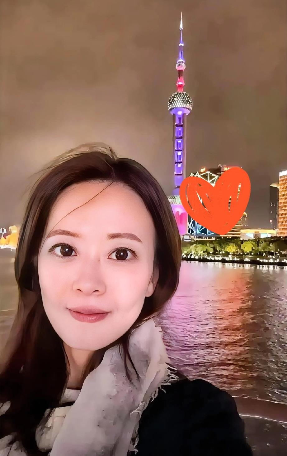 国民党那个发言人江怡臻最近跟着访问团到了上海还在社交平台上发了张自拍。