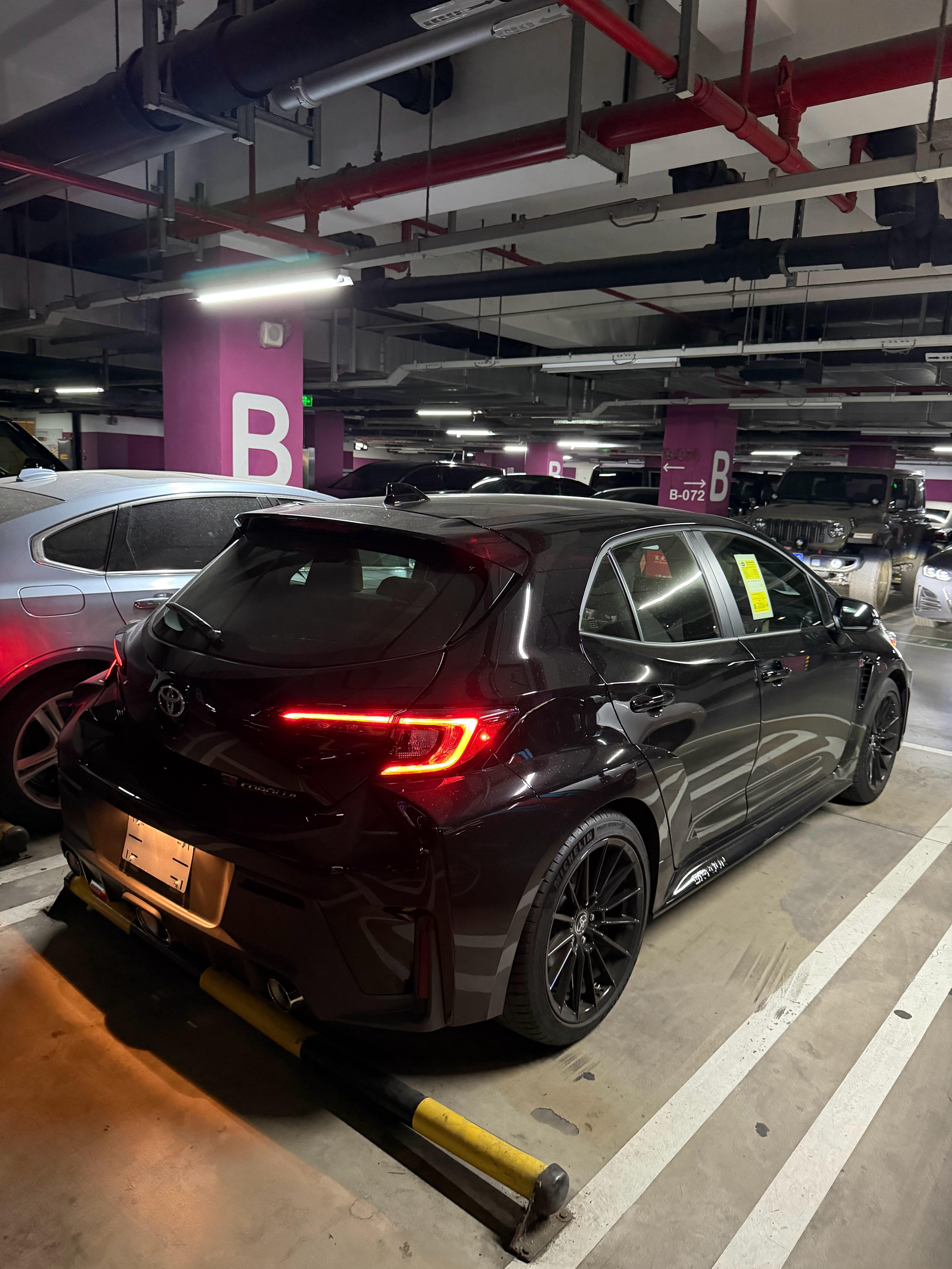 去酒店参加个晚宴我问保安可以停地面吗保安：不行出去绕一圈进地库卡罗拉果然没排