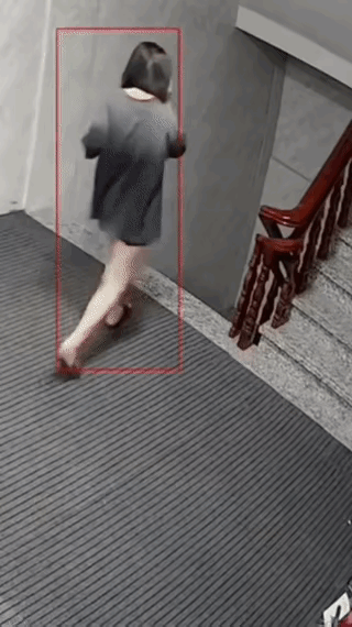 走路一定一定不要玩手机，你看这个多吓人一个不留神踩空了