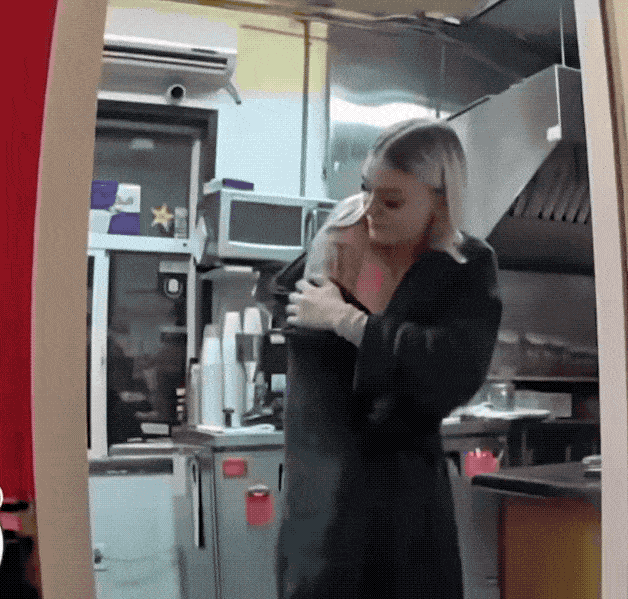 美国女店员长得漂亮：差点被人从外卖窗口拖走，嫌疑人居然无保释释放！近日在华盛顿州