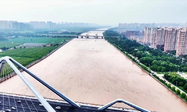 修那么宽的御河有啥用呀？不就是为了好看吗，这是7月25号发洪水以前，很多大同人对