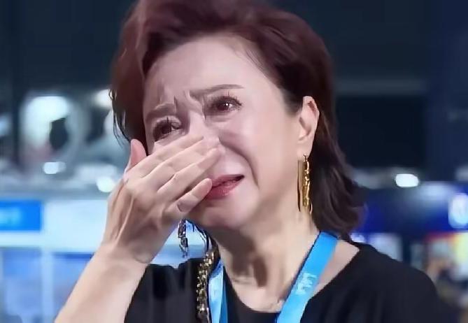 [呲牙笑]今年1月的一档新综艺里，64岁的蔡明拉着老姐妹倪萍的手，红着眼眶吐露的一