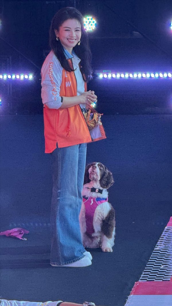 刘涛在参加综艺活动的时候搭配了一身运动装，看上去很有活力气息，气质超好。刘涛