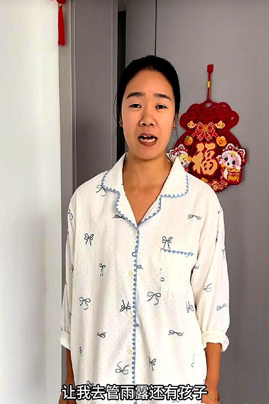 半夜风一吹，雨露婆婆抱起外孙就要出门，嘴里还念叨着别冻着孩子。电话那边，她让闺