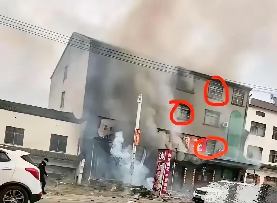 你说这事儿多邪门，50平米的小店，咋就能把十几个人全困里头？我琢磨了一晚上，