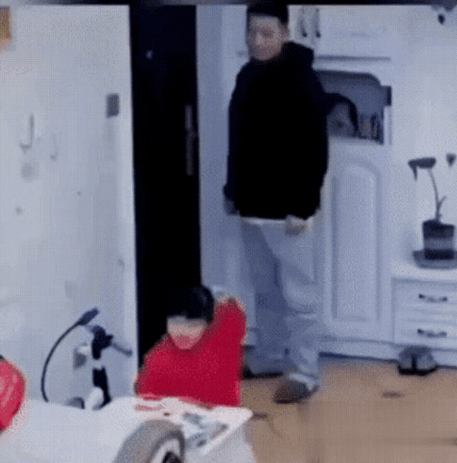 这个视频看过，挺搞笑的。