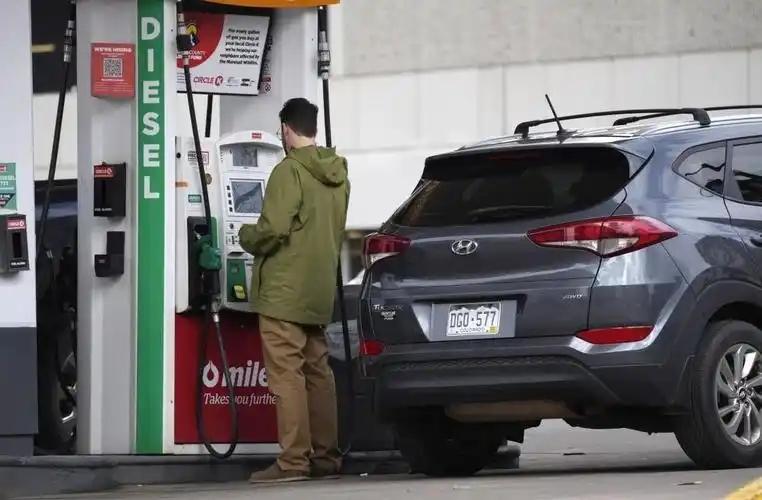 美国单方面搅乱中东后，油价直奔4美元关口暴涨，本该抱团的西方盟友却全员沉默拒伸援