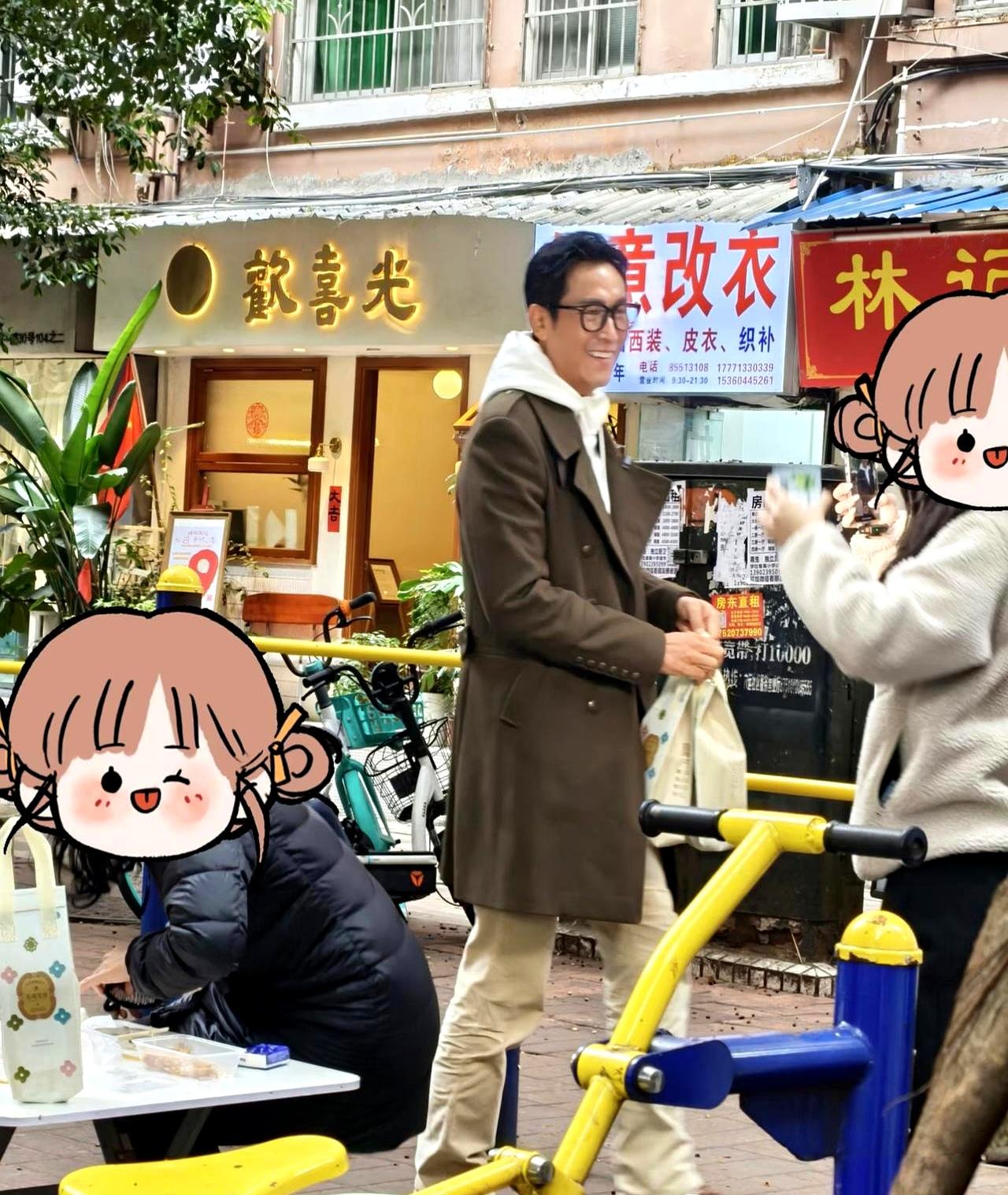 广州体育西惊现“冻龄”男神！57岁马德钟穿白T牛仔裤，185身高在线，肌