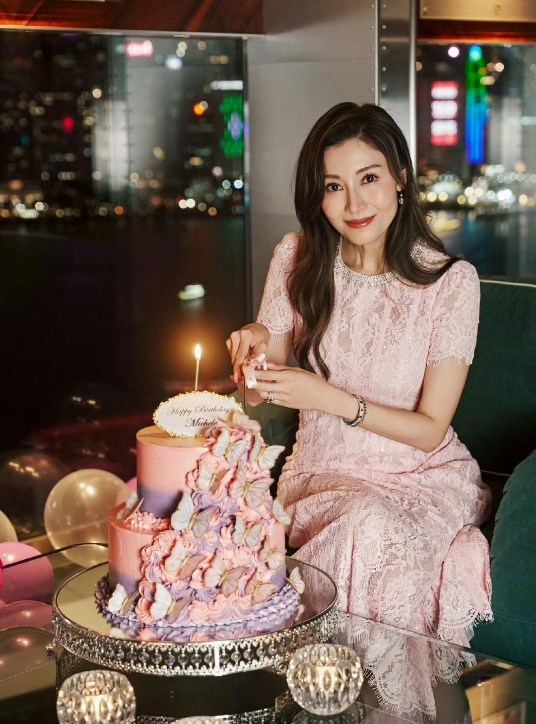 网友纷纷留言：“姐姐这状态也太好了吧！”“这哪里像55岁，说是25岁我都信！”“