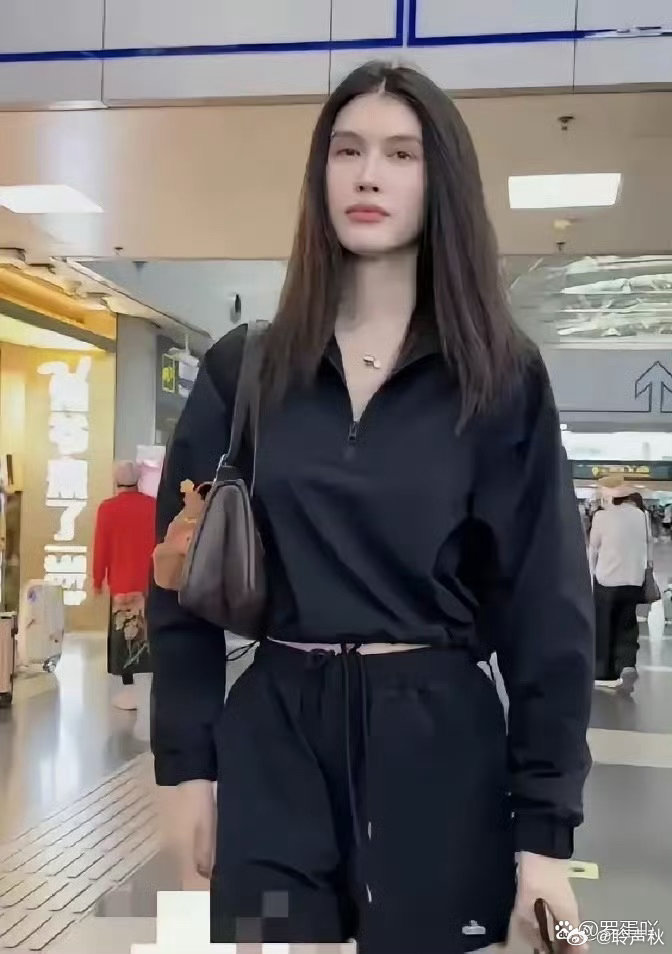 何穗机场路拍，眼神中的疲惫有点吓人 ​