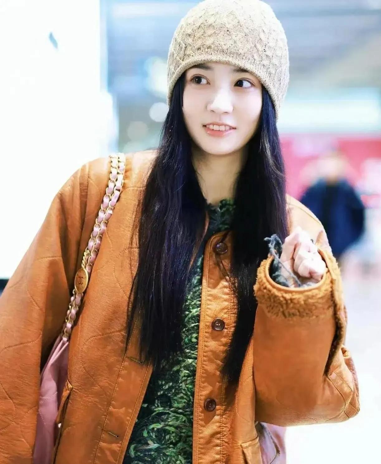 徐璐这机场私服，把“秋日松弛感”穿明白了谁看了不说句徐璐会搭！焦糖棕皮衣叠