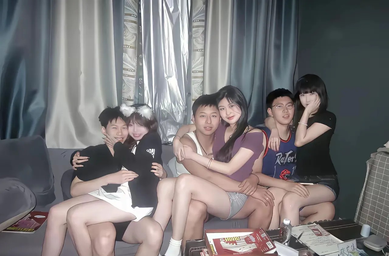拍照的那个真可怜