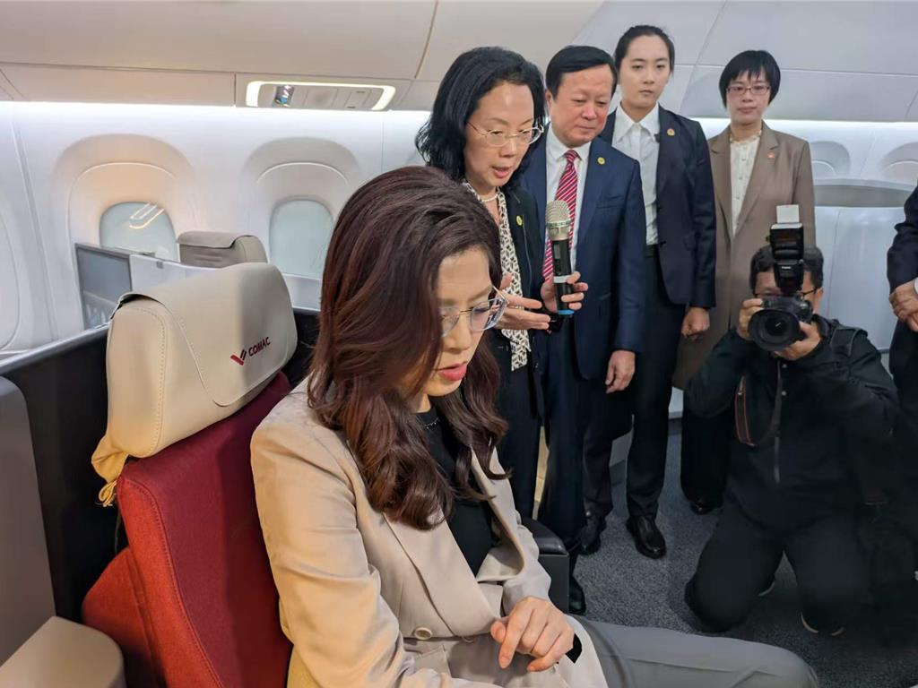 郑丽文乘坐中国产大飞机国民党主席郑丽文9日上午在上海参访了商飞公司，这也是她