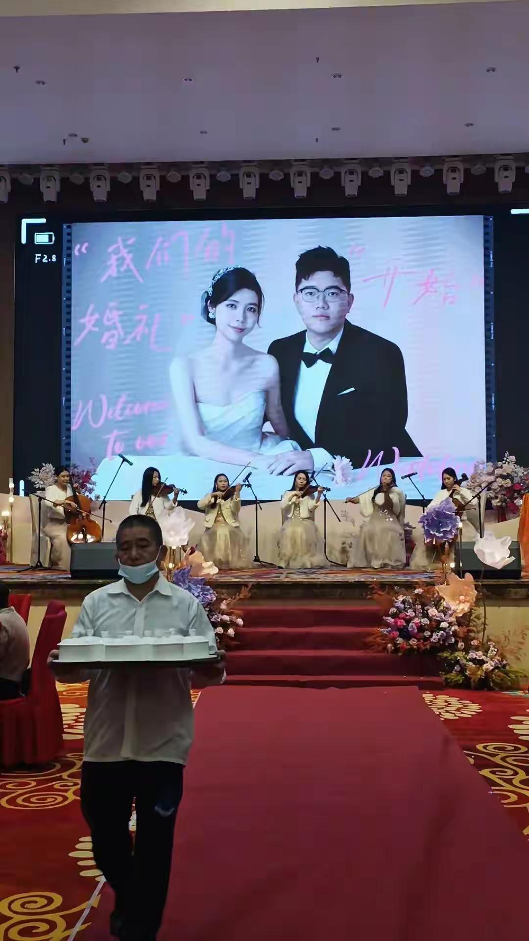 份子钱≤100元，新人婚礼照样办得风风光光：这届年轻人正在用“百元红包”掀桌子！