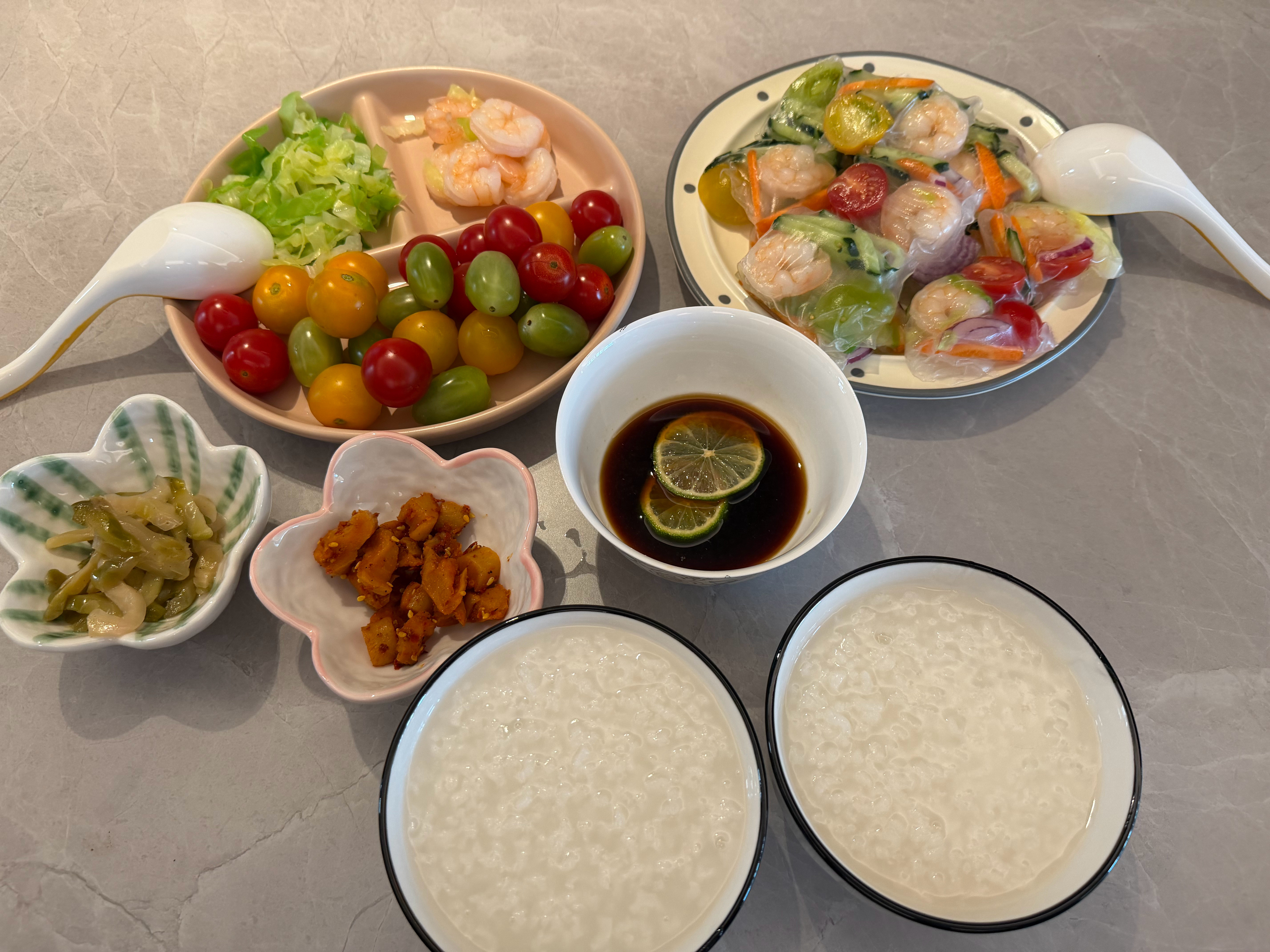 今天中午美丽做的午饭，越南春卷太好吃了！！！我第一