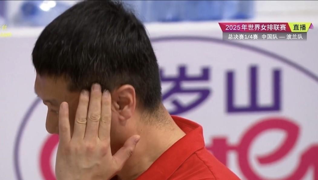 赵勇太执拗了，应变太慢了！换王梦洁换得太晚了啊！决胜局开局看比分，他看情况不妙，