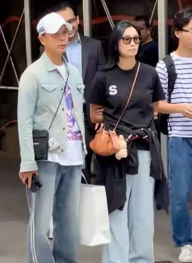 李克勤夫妻俩现身美国送娃上学，这画面太接地气了吧！57岁的克勤穿牛仔衣配运动裤，