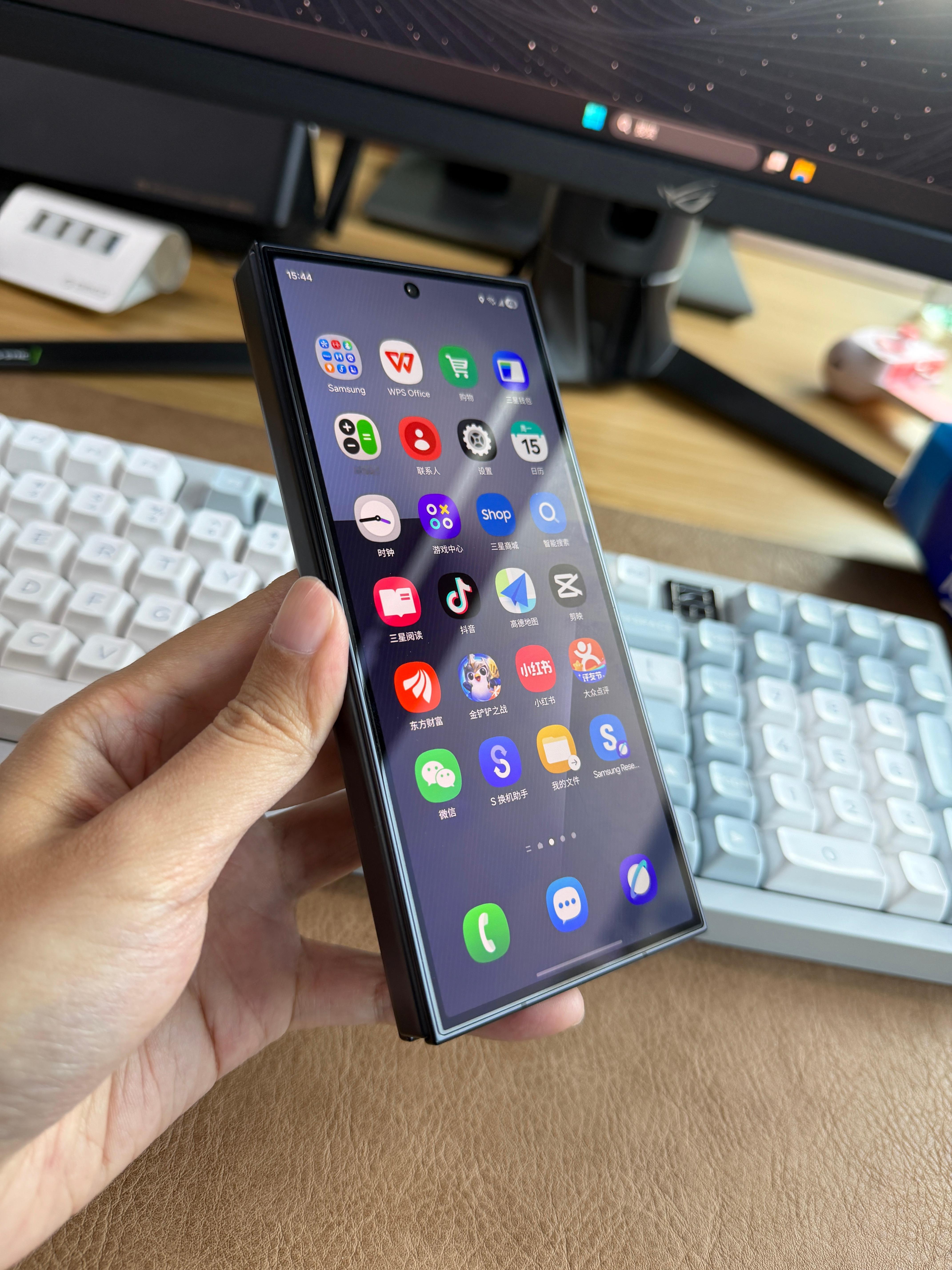 好久没用过这么贵的手机了，这重量真的可以防身。展开厚度3.9mm，极限SIM卡