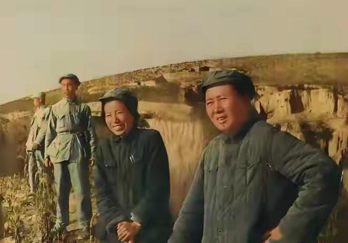 第一次看到毛主席这张照片，这张1947年转战陕北时期拍下的老照片，千沟万壑的黄土