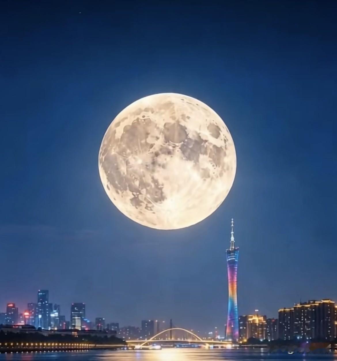 上联：圆圆缺缺天上月下联：隐隐现现水中星