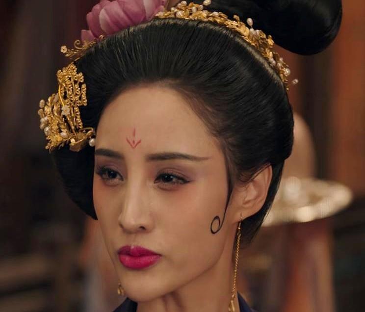 《唐朝诡事录》剧组，真给某些同行上了一课。第一季，女角色全戴着耳坠，观众直接