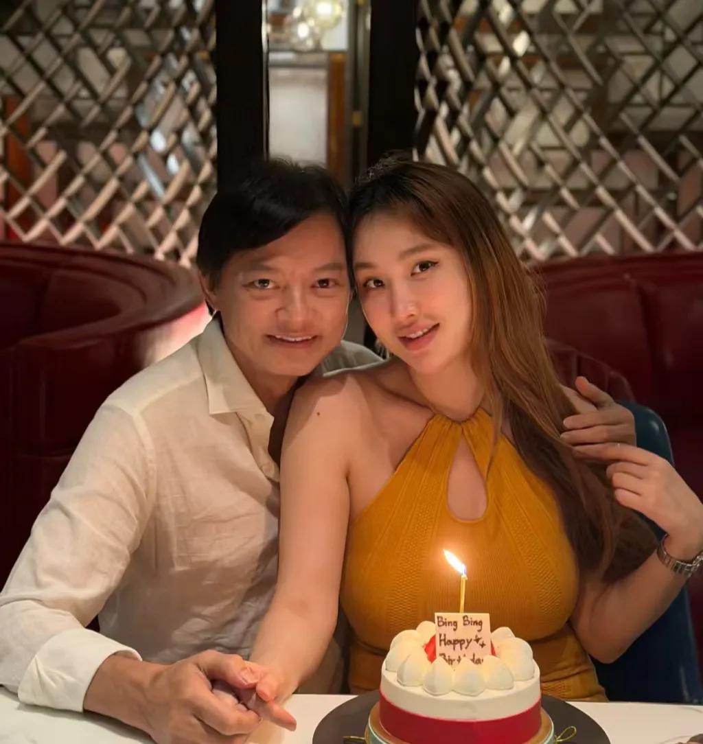 68岁歌唱家莫华伦为小32岁娇妻庆生，甜蜜依偎好恩爱，上段婚姻育有一子！6月2