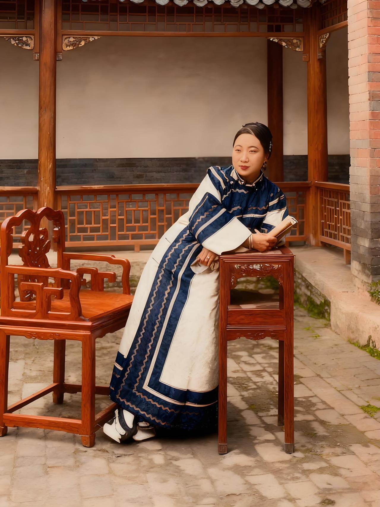 这张照片里的女子，在“行正坐直、目不斜视”的清末礼教语境中，显得格外有韵味。她斜
