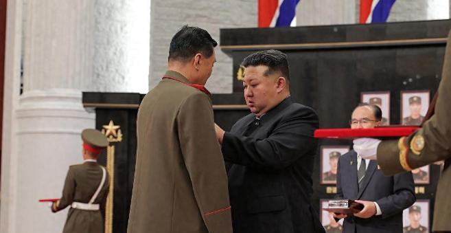 金正恩当众跪地哭红双眼，俄乌大决战在即？普京想拉中国入局被拒红场阅兵虽在克里姆