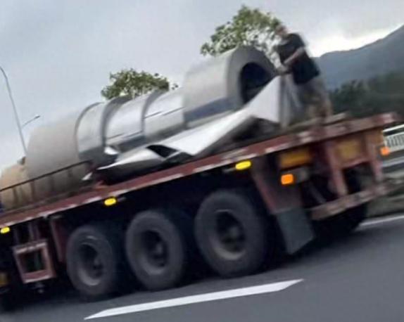 “远离大货车！”7月15日，广东佛山，一辆大货车上的钢卷突然从中间裂开，像金属丝