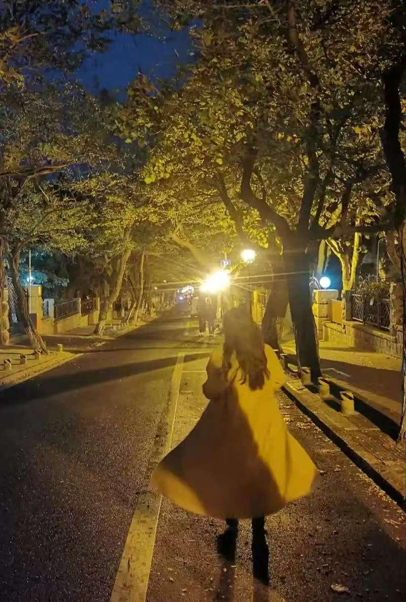 一初中同学，在饭局上认识了一位富二代，人家请她坐过一次布加迪，还请她睡过一周的五