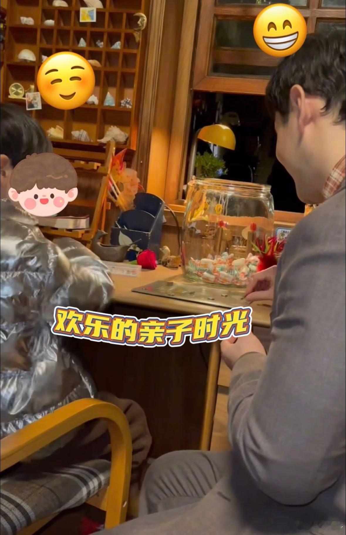 小海绵探班黄晓明小海绵突然出现在黄晓明的拍摄现场，给爸爸送上了鲜花，父子俩之间的
