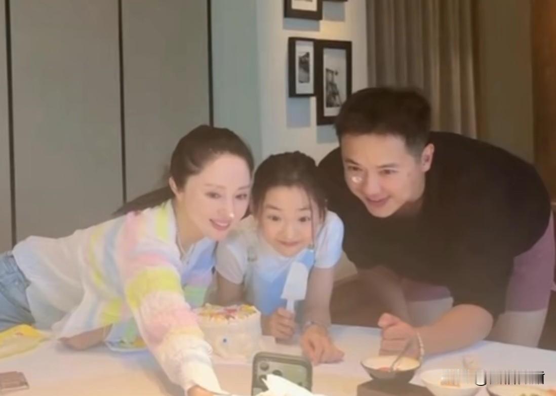 董璇与前夫高云翔见面，与酒窝一家三口合体，共同度过亲子时光，张唯伊变隐身人。