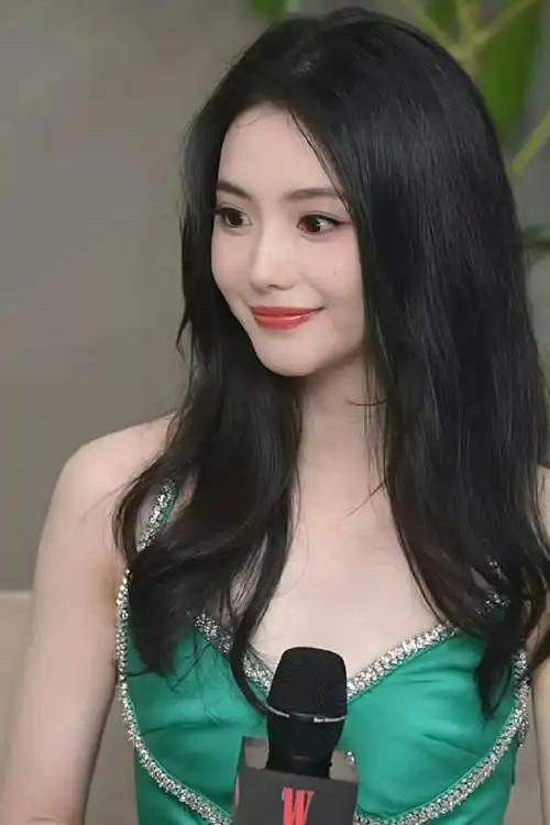 在美女如云的内娱，刘浩存的颜值有着独一份的“权威性”，让人过目难忘。刘浩存刘浩