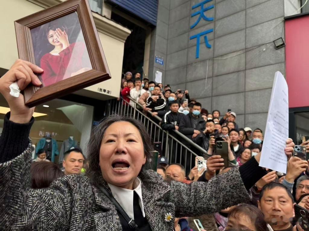 成都紫雅的悲剧究竟是怎样造成的？追根究底是梁珂莹父母责任感的缺失！明明她们早就意