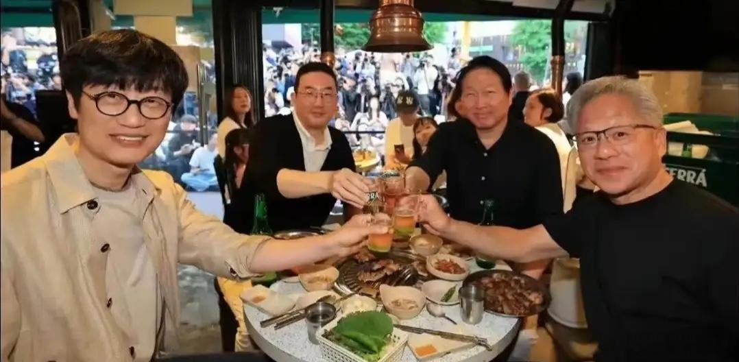 韩国财阀崔泰源带大女儿大女婿与黄仁勋聚餐，黄敏珊和未婚夫也在！
