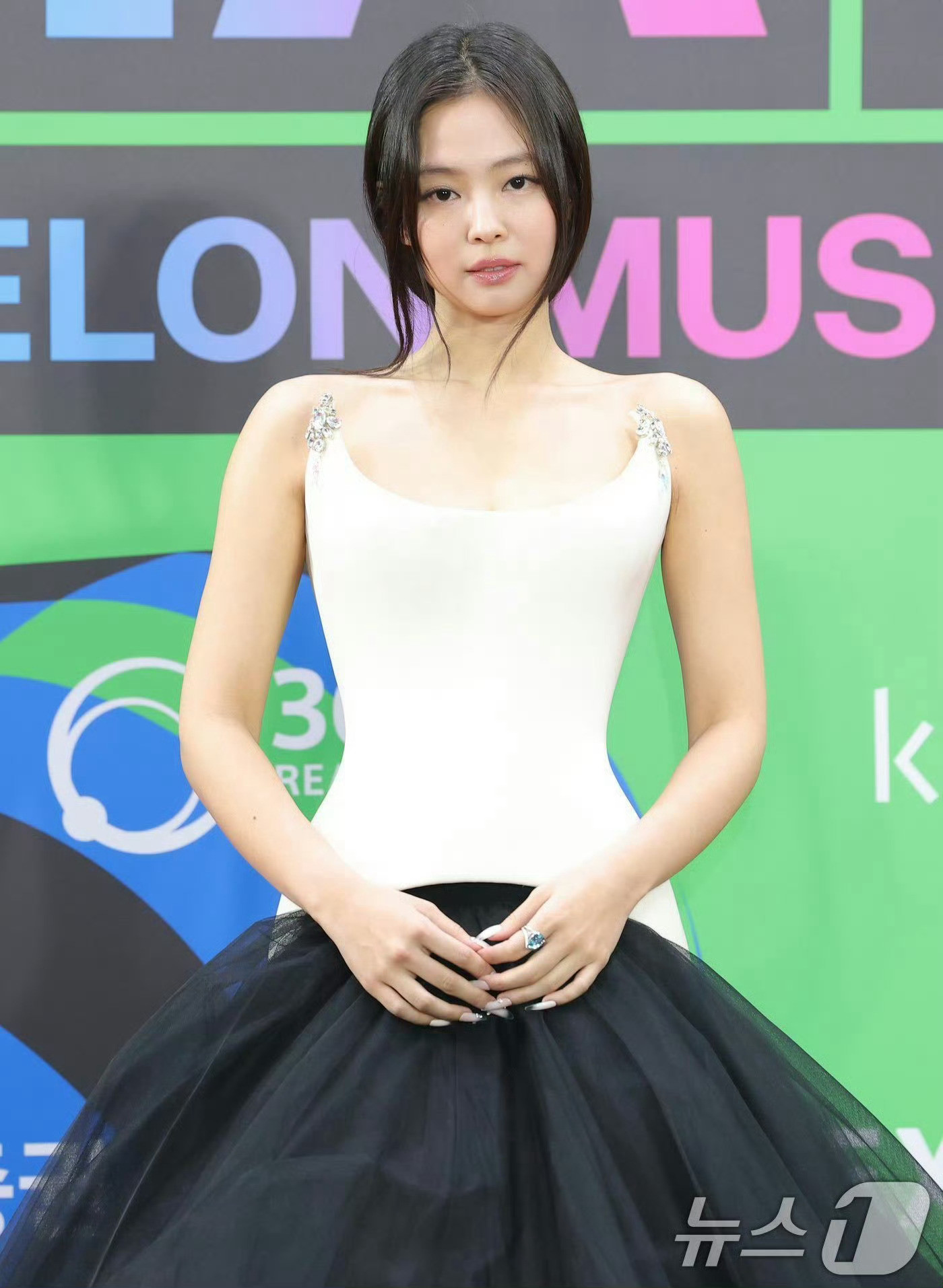 妆淡的像素颜，比例这么不友好的裙子也轻松驾驭JENNIE高雅人士