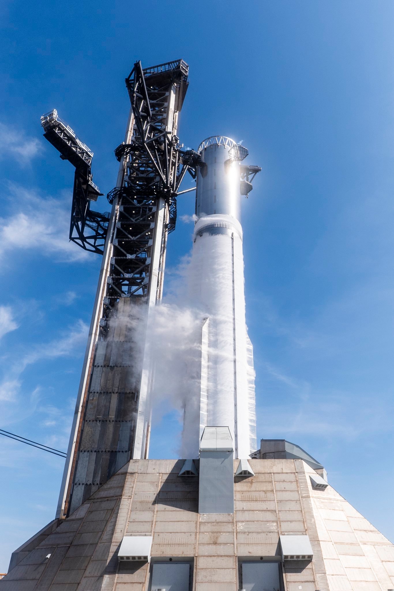 SpaceX超重型/星舰V3版完成静态点火，预计将在下个月发射。