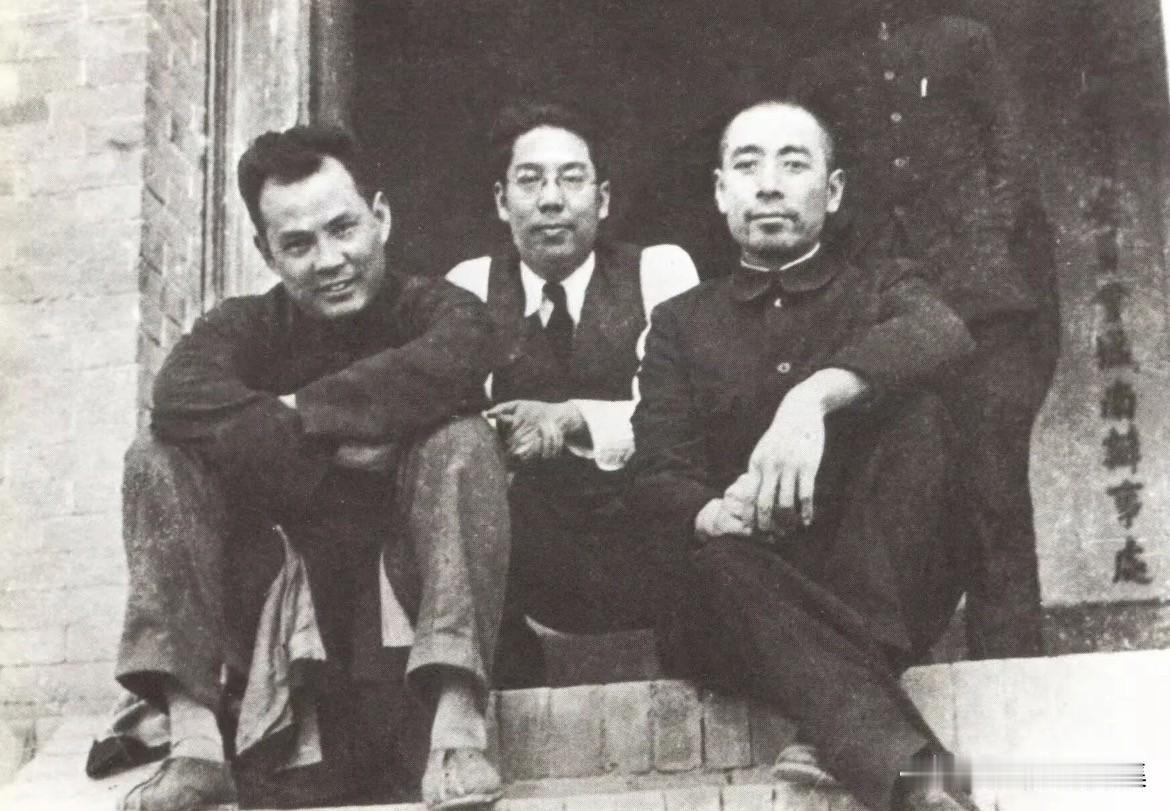 1937年，​（右起）国共谈判代表周恩来、张冲、叶剑英同游西安终南山时合影。​张