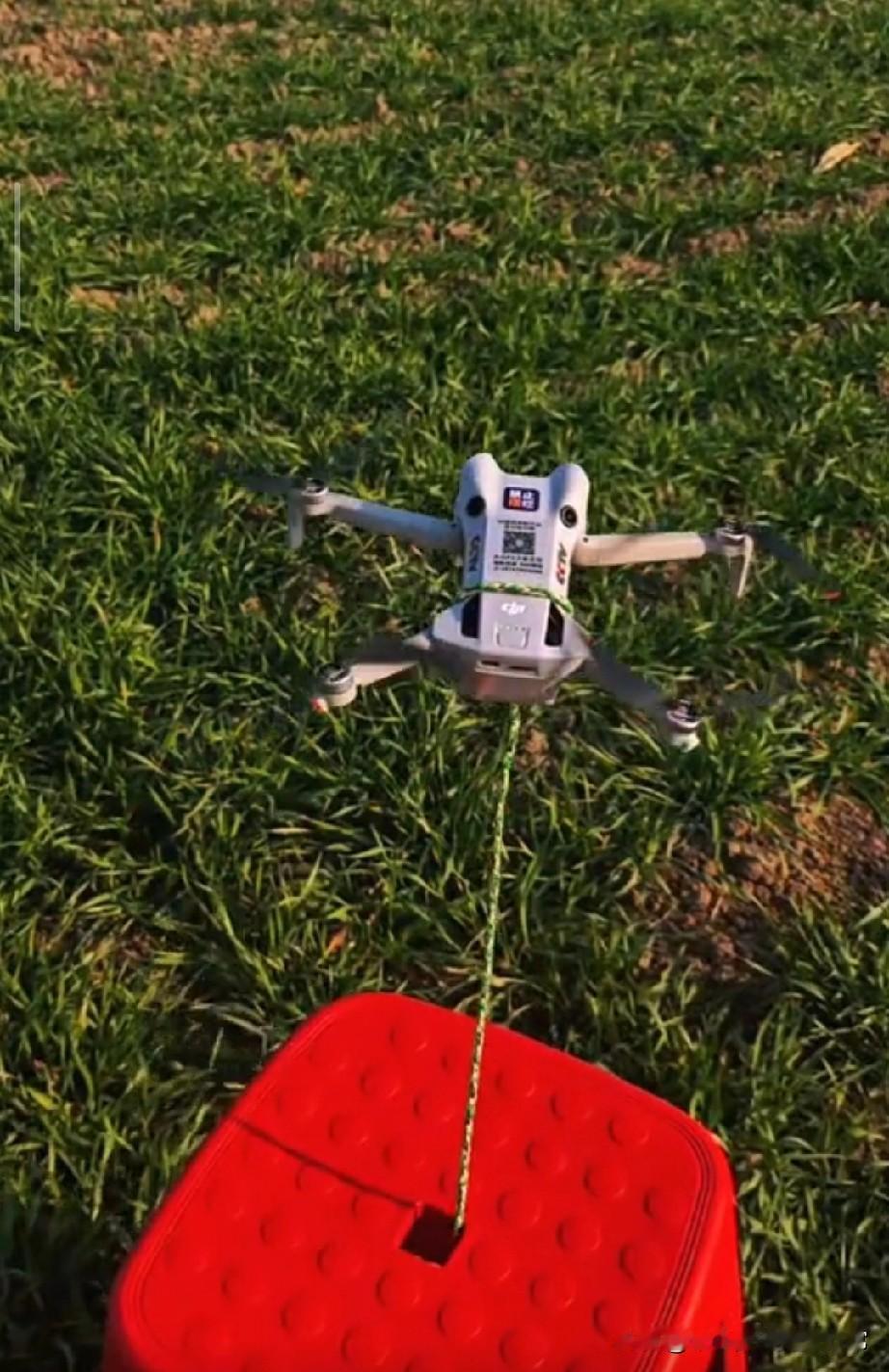 无人机禁飞后竟被这样玩拴绳溜机笑喷网友，是无奈还是创意？刷到网友分享的画