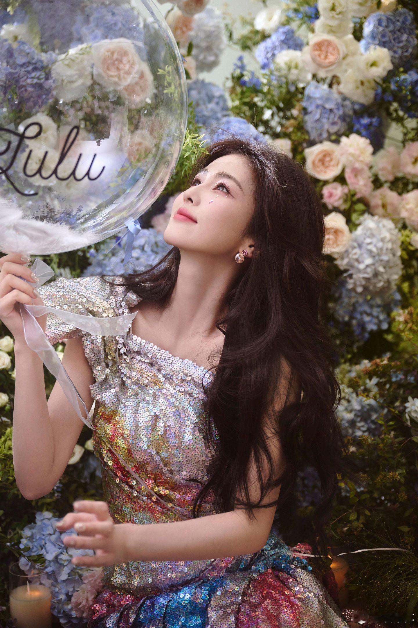 白鹿花海为幕，星光缀裙💐白鹿解锁童话感大片。斑斓亮片流转细碎光泽，眼