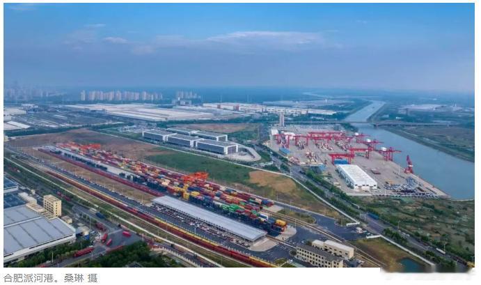 当前，合肥正全力推动兆西河一级航道建设，同步谋划建设合肥国际港务区，打造集铁路港、水运港、航空港、公
