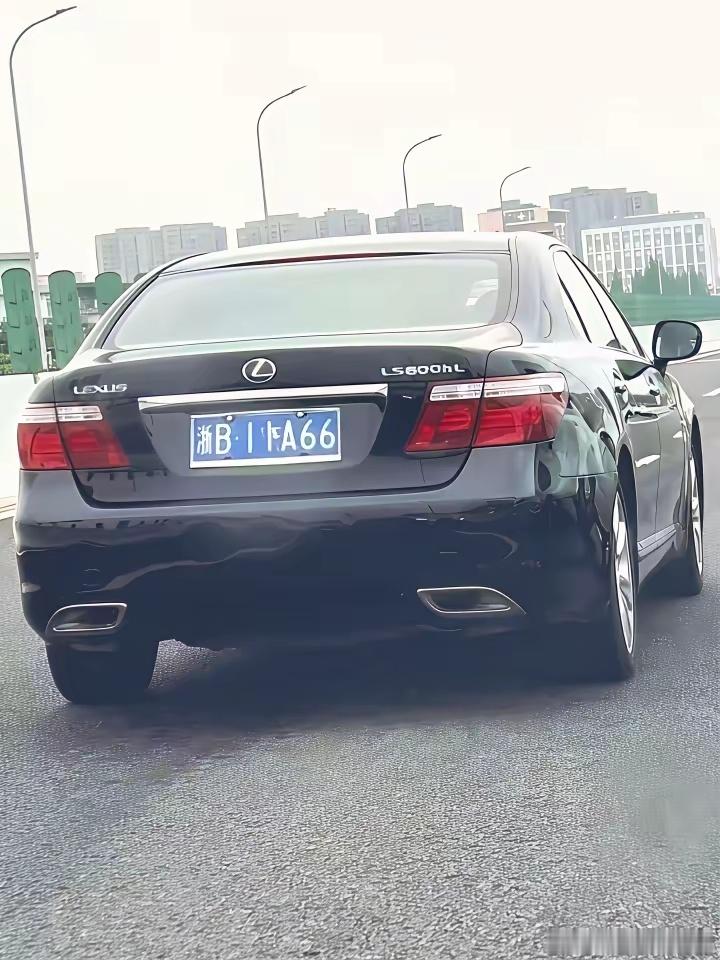 真是够低调的车主啊！你们晓得这辆车当时落地得多少不？